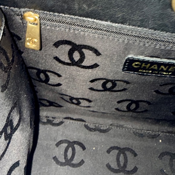 🔥SOLD🔥CHANEL Camelia Enamel Tote Bag - Picture 16 of 17